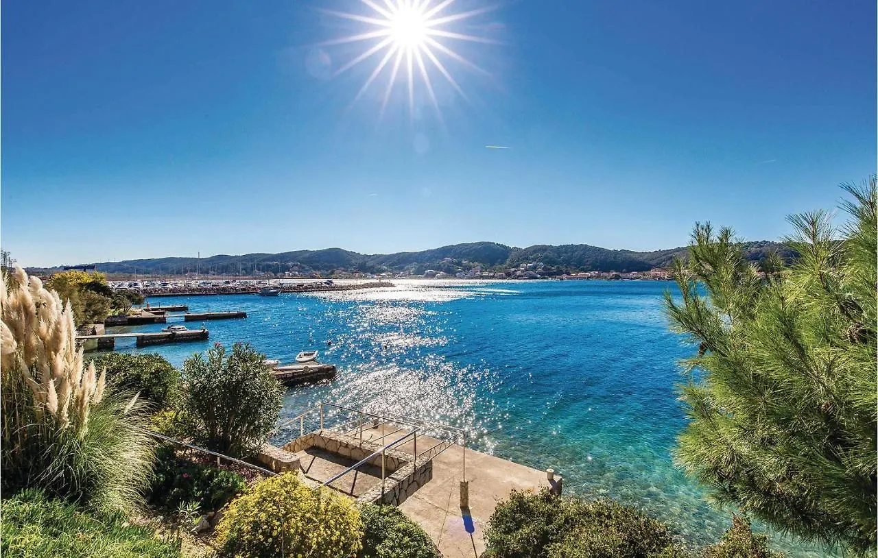 Gorgeous Apartment In Supetarska Draga With Wifi